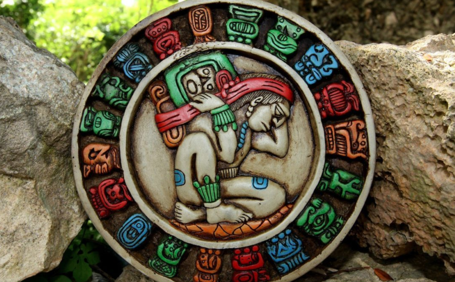 Calendario tallado en madera